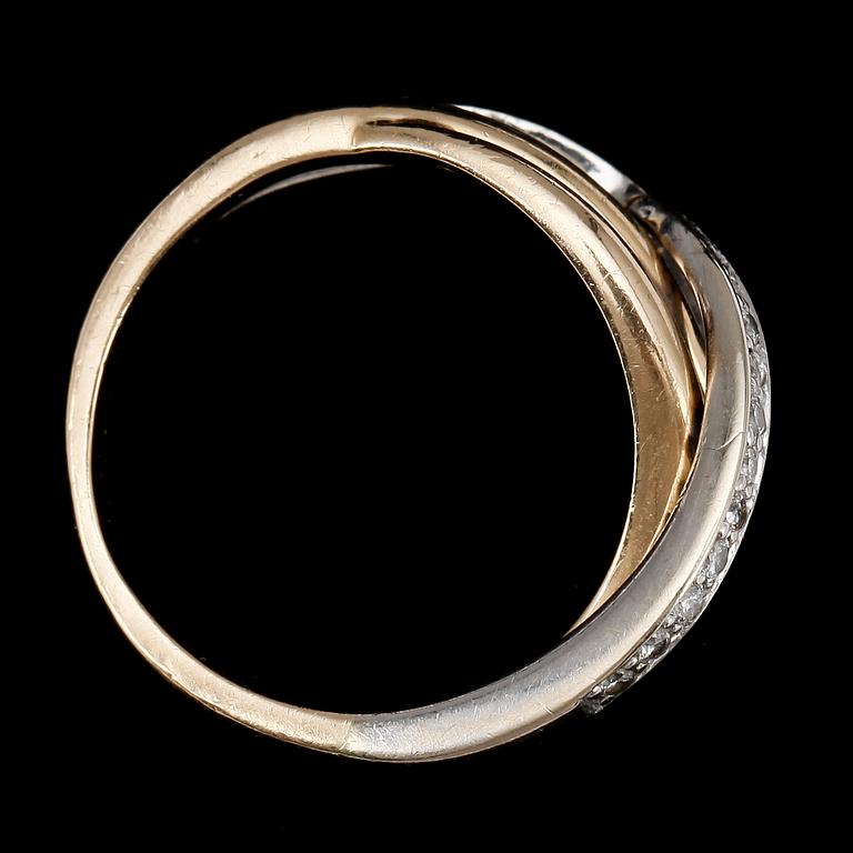 Ring, 18k rött guld o vitguld med briljantslipade diamanter tot ca0,22ct. Engelbert, 1990/2000-tal. Vikt 6,1g.