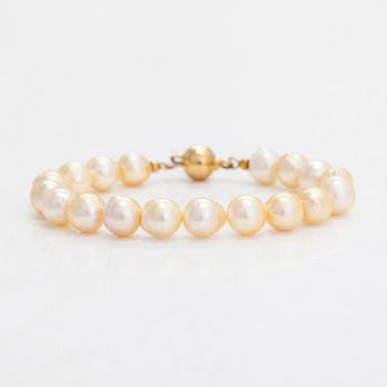 A set of cultured pearl necklace and bracelet, clasps in 18K gold. Italy.