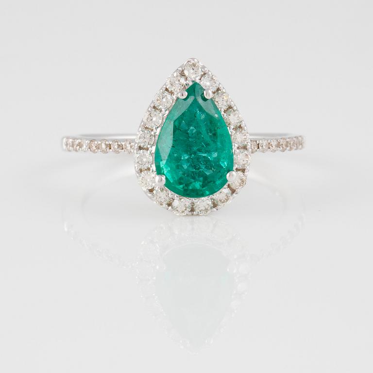 RING, 18K vitguld med briljantslipade diamanter ca 0.30 ct samt droppslipad smaragd ca 1.10 ct. Vikt 3,3 gram.