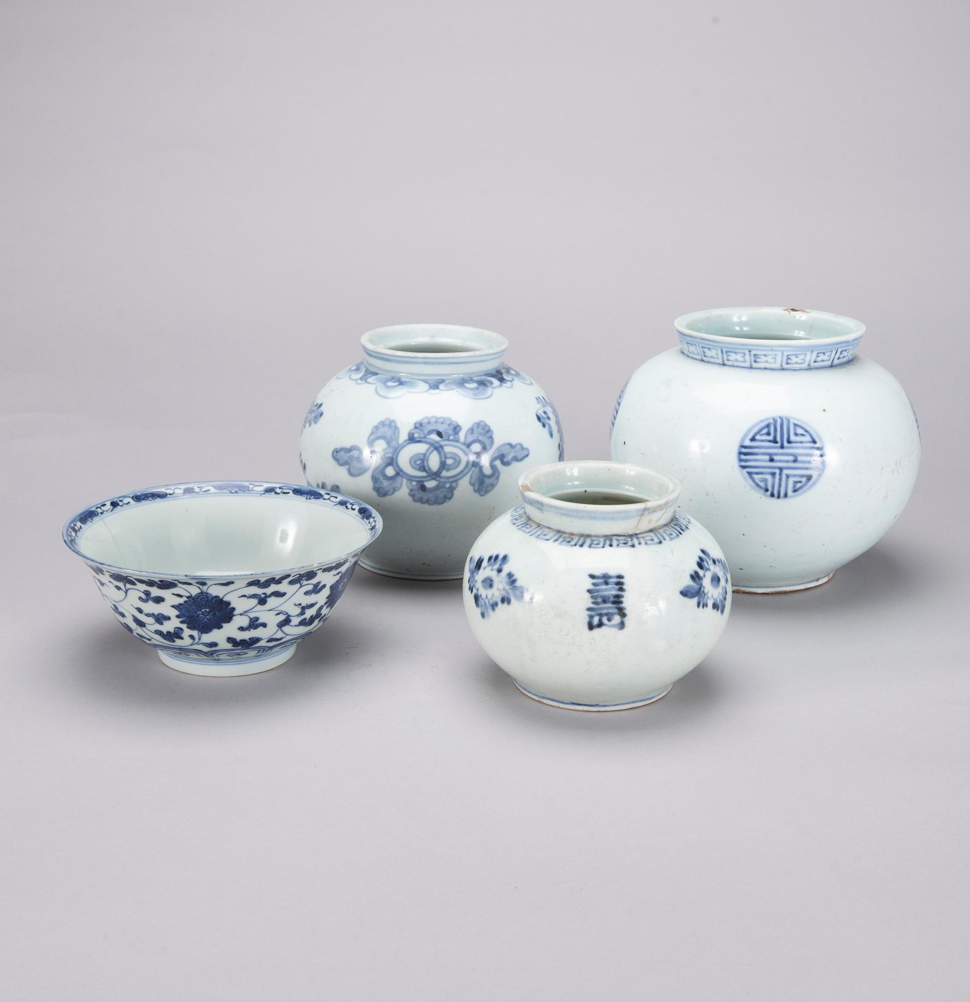 KRUKOR, 3 st och SKÅL, porslin, Kina 1800-talets slut.