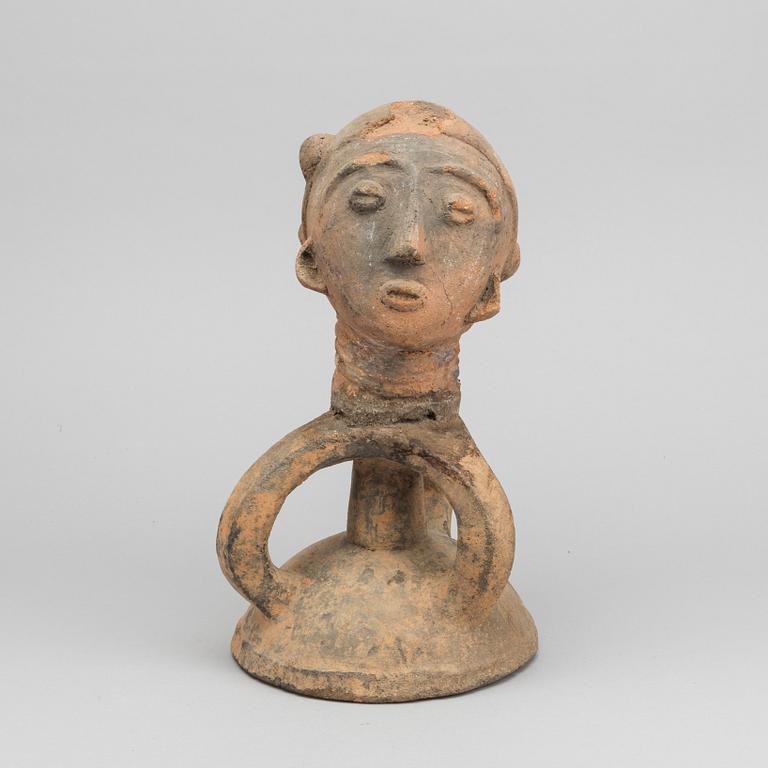 Clan vevssel lid / Memorial head, Ashanti, Ghana.