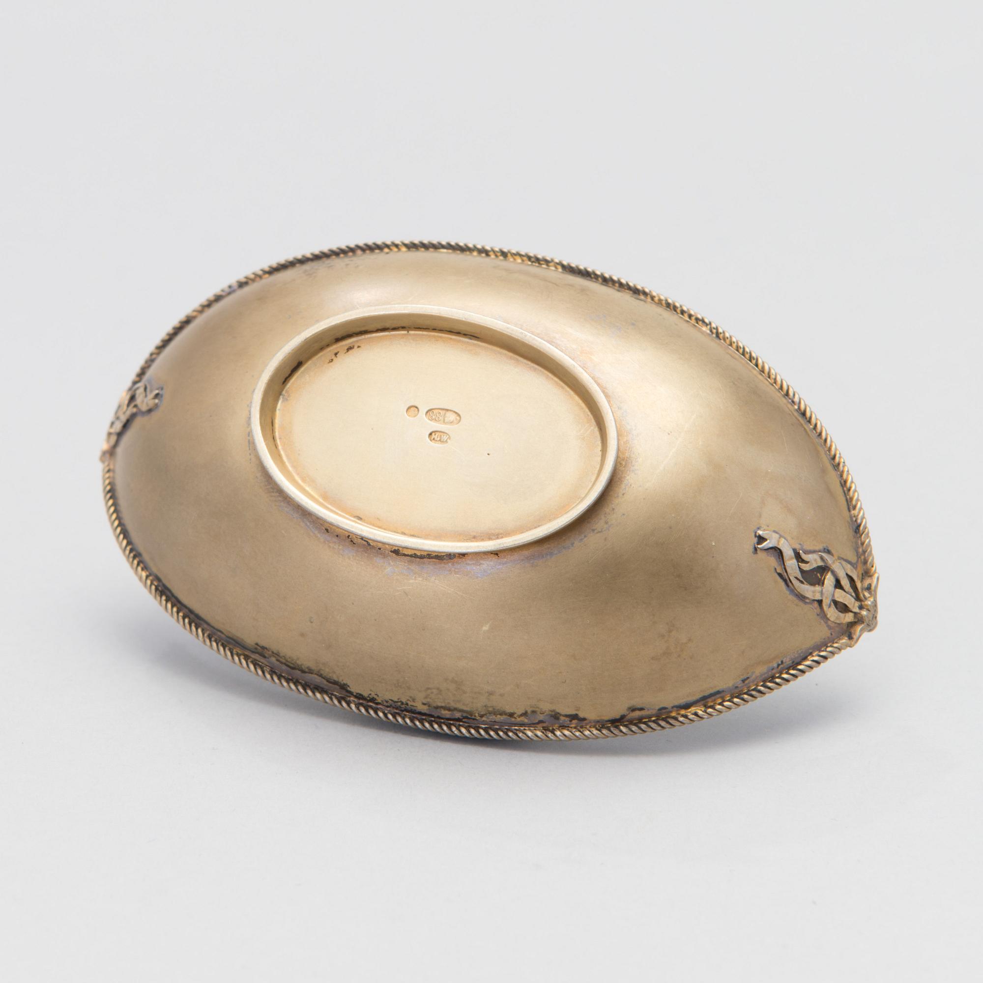 NEULAVATI, valkoiseksi emaloitu hopeaa, Henrik Wigström, Pietari 1890-luku.