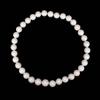 209. NECKLACE, cultured South sea pearls, 13,3-11,5 mm.
