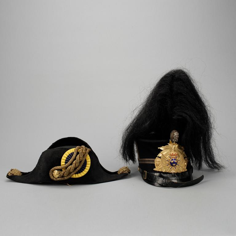 BICORNE samt OFFICERSMÖSSA, Sverige.