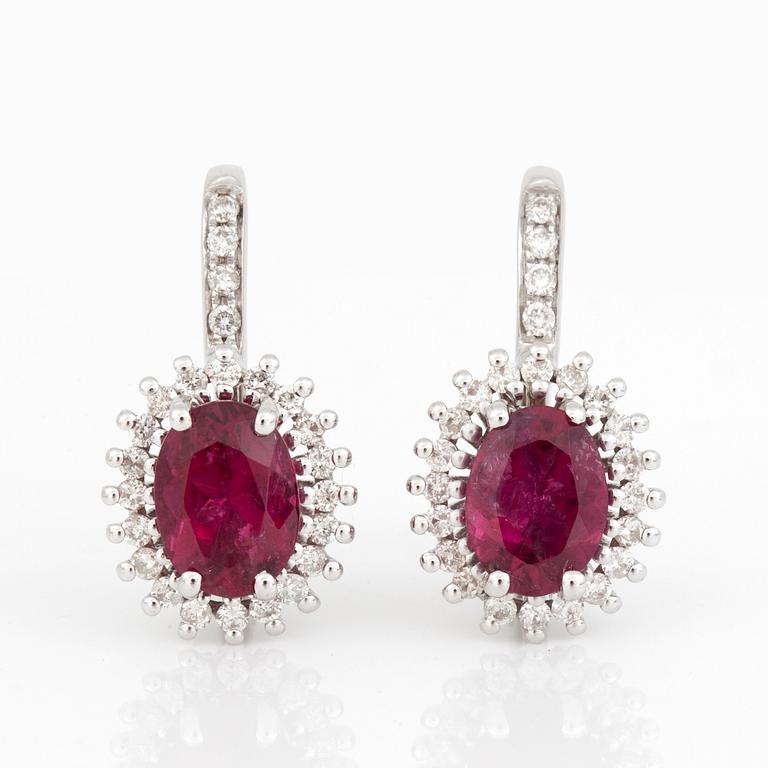 ÖRHÄNGEN, ett par, 18K vitguld med rosa turmaliner och diamanter totalt ca 0.18 ct. Total vikt ca 4,8 g.