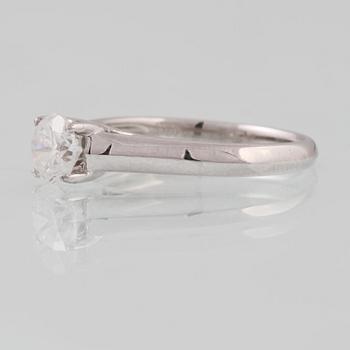 RING, 18K vitguld med briljantslipad diamant ca 0.80 ct. Vikt 3,7 gram.