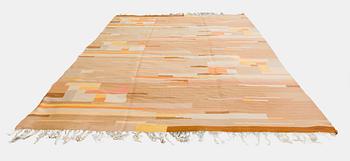 Flat weave carpet. Circa 430 x 323 cm.