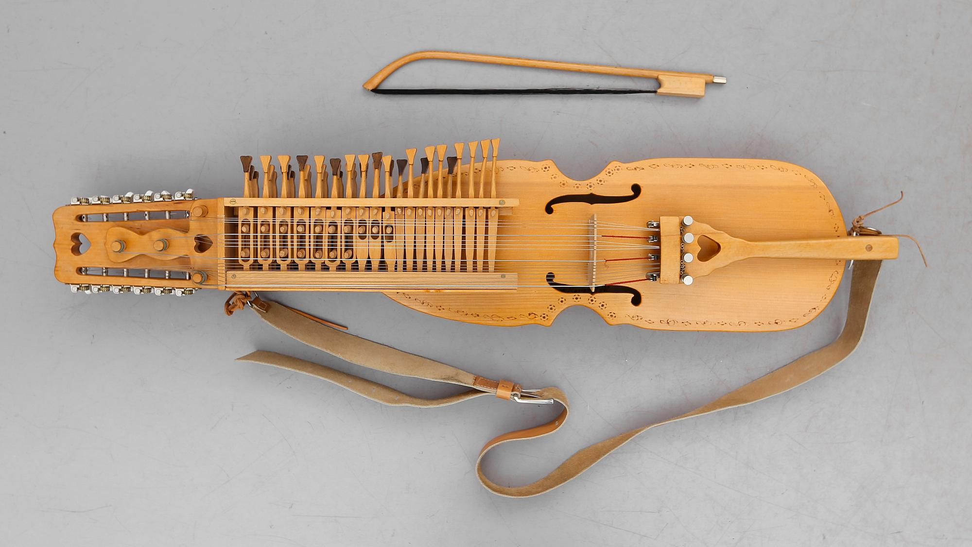 NYCKELHARPA MED STRÅKE, 1900-talets senare del.