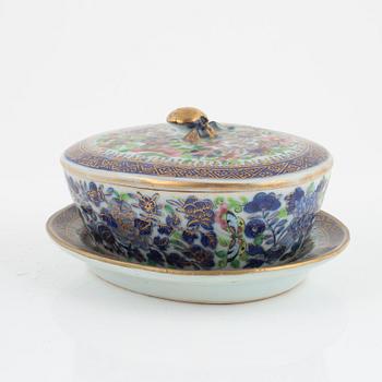 A Chinese butter tureen with cover and stand, Qing dynasty, 18th Century.