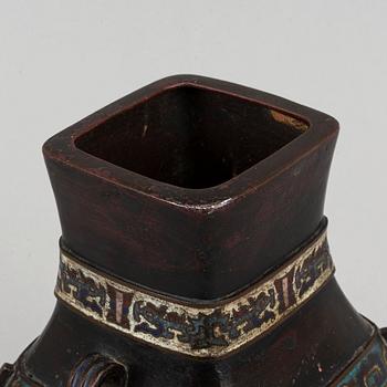 Urna, brons och cloisonné. Kina, omkring 1900 med inskription i botten.