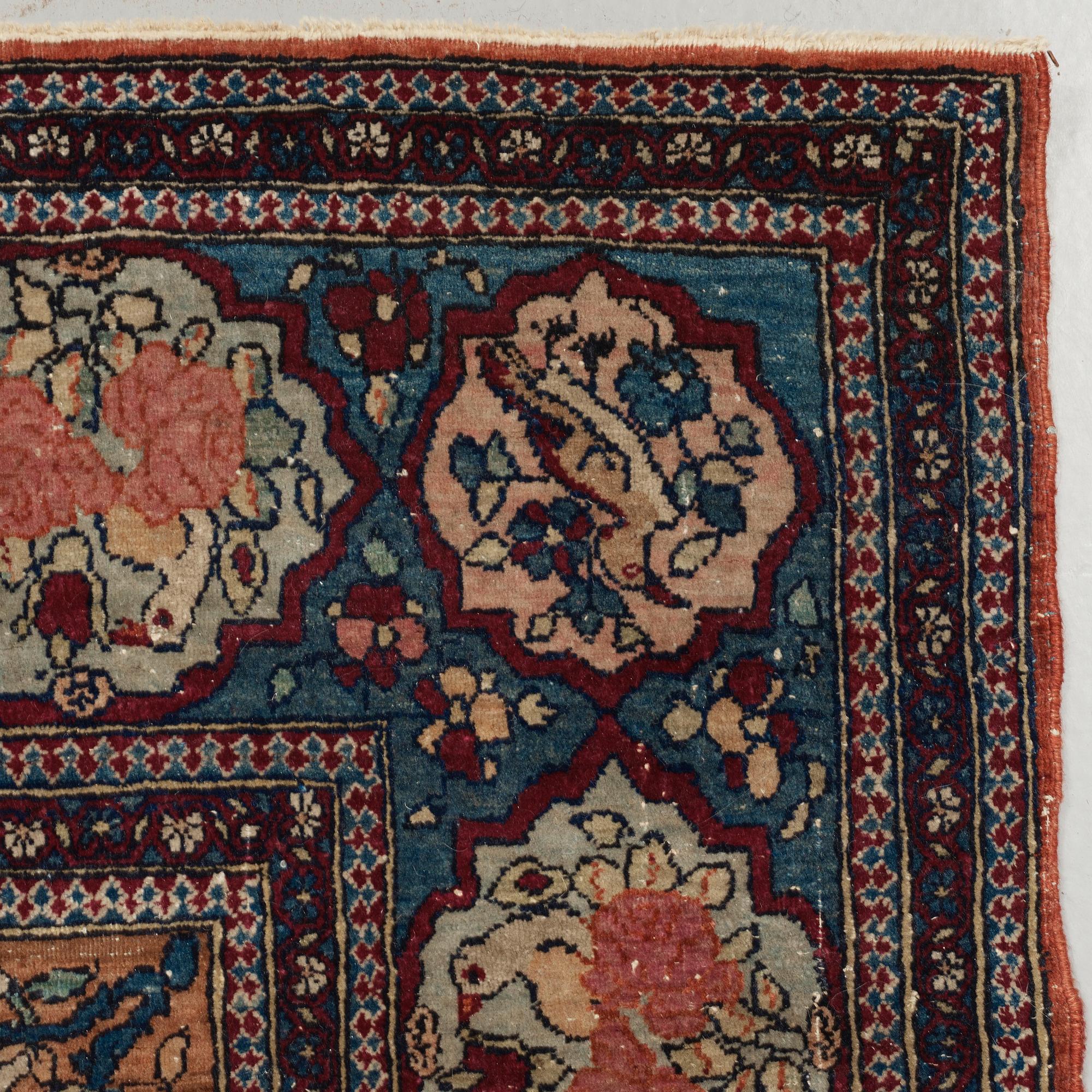 A RUG. An antique Esfahan. 210,5 x 143,5 cm.
