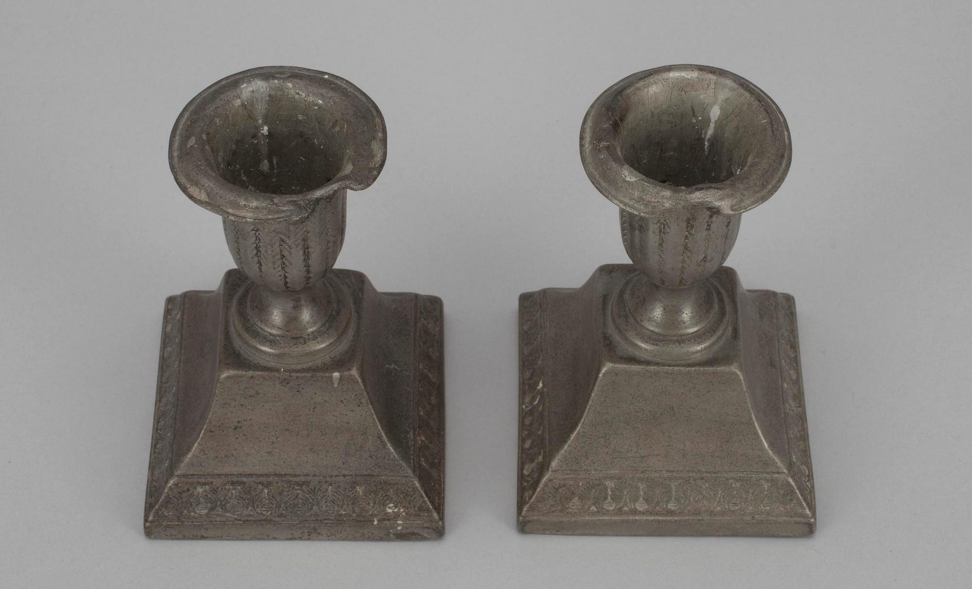 LJUSSTAKAR, ett par, tenn, Nicolaus Justelius, Eksjö 1815.