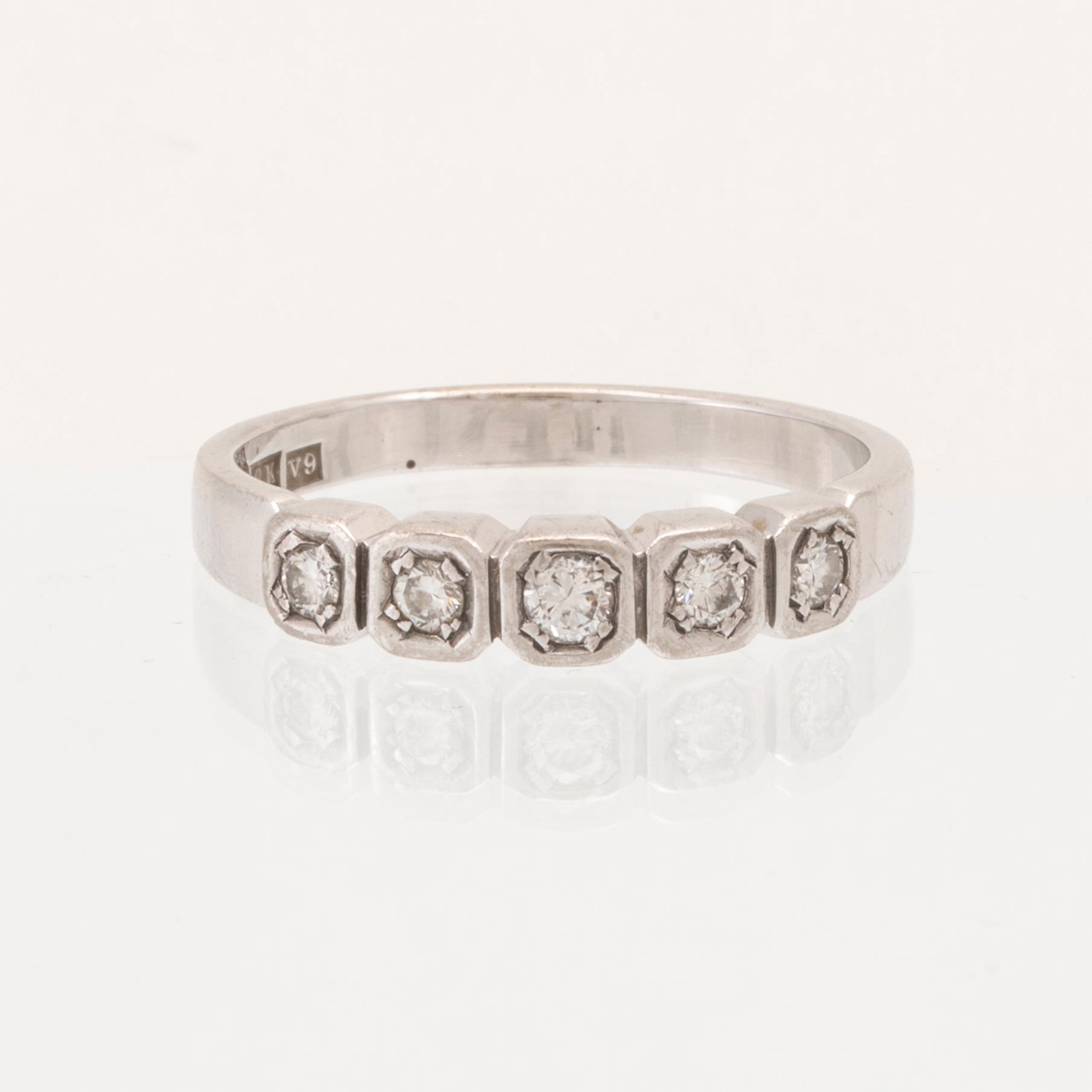 Ring halvallians 18K vitguld med runda briljantslipade diamanter.