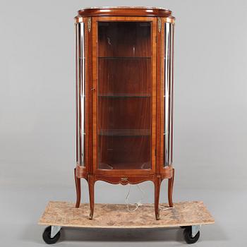 VITRINSKÅP, rokokostil, 1900-talets mitt.