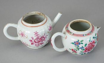 TEKANNOR, 2 st, porslin, Qingdynastin, Qianlong (1736-95).