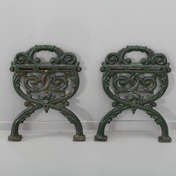 GAVLAR TILL TRÄDGÅRDSSOFFA, ett par, gjutjärn.