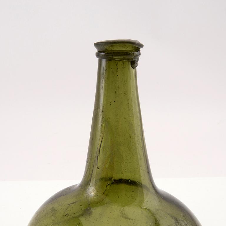 Flaska, grönt glas. Möjligen Henrikstorps glasbruk, 1700-tal.