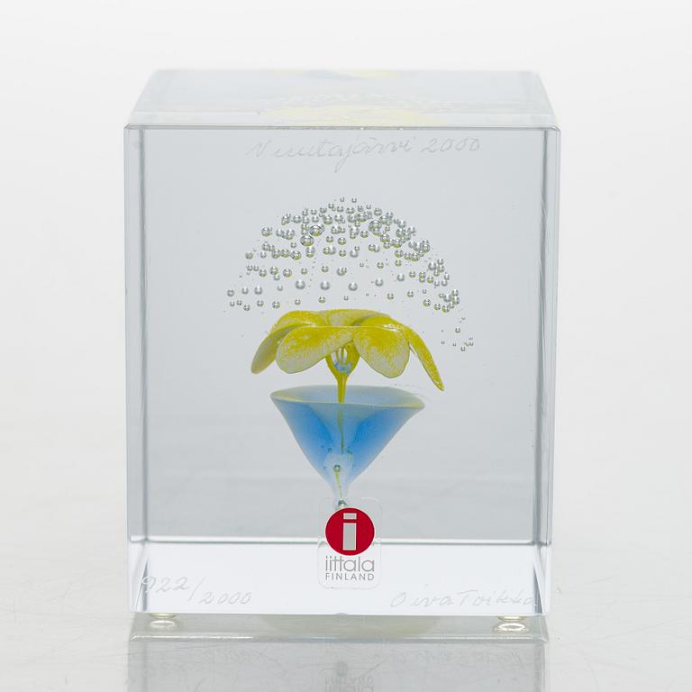 Oiva Toikka, vuosikuutio 2000, signeerattu Oiva Toikka Nuutajärvi 2000, 922/2000.