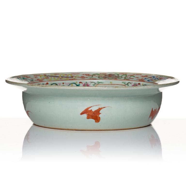 A large famille rose basin, Qing dynasty, 19th Century.