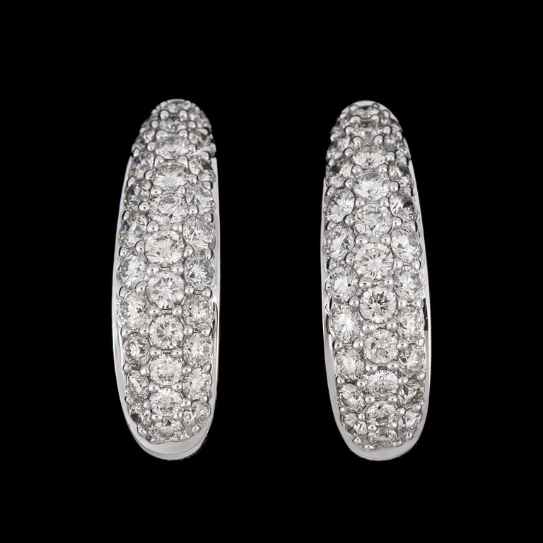 A pair of brilliant cut diamond earrings, tot. 1.88 cts.