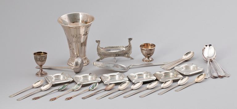 PARTI SILVER, ca 50 delar, mest Norge och Sverige, bla Borgila, 1800-1900-tal. Totalvikt ca 1800 gram.