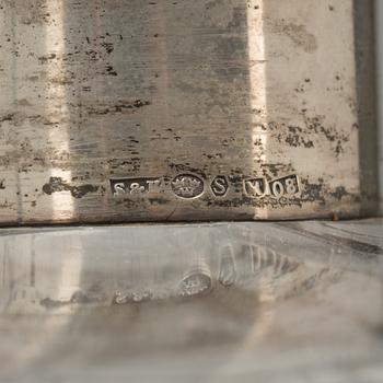 KARAFFER, ett par. Slipat glas med silvermontering. 1900-talets mitt.