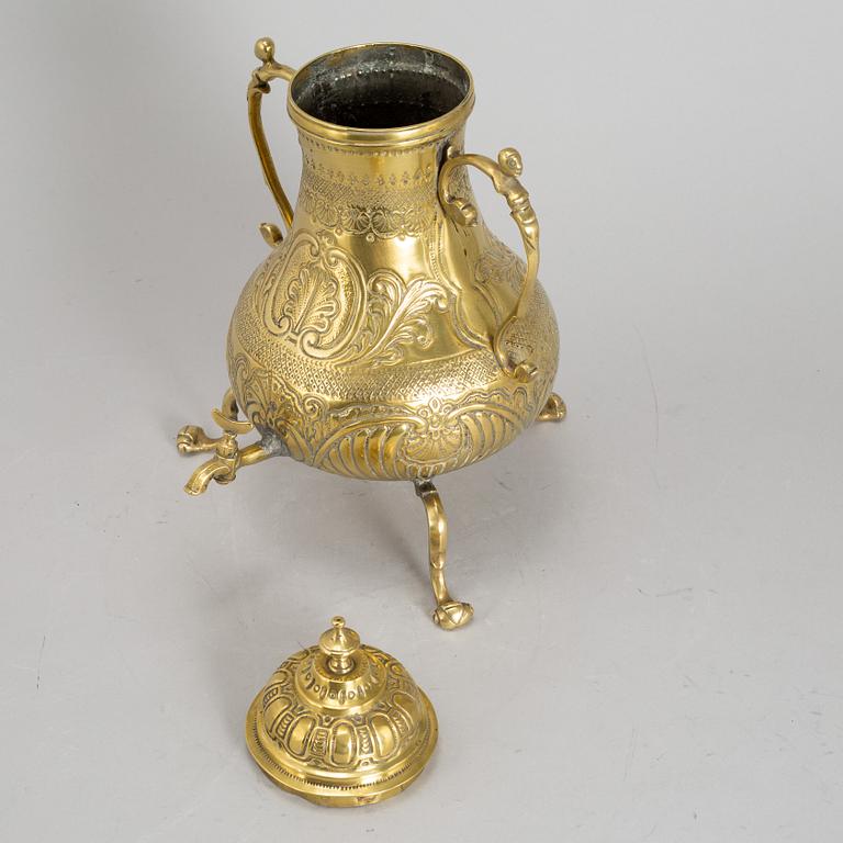 A brass tea urn, 19th century.