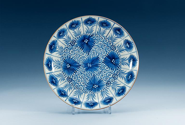 A blue and white "aster pattern" dish, Qing dynasty, 18th Century.