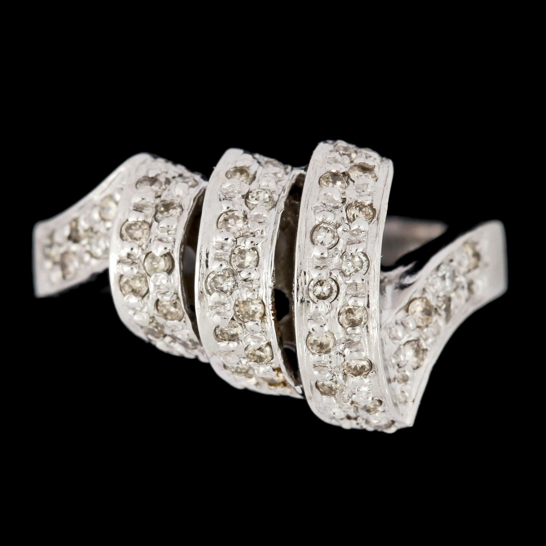 RING, 18k vitguld med briljantslipade diamanter tot ca0,40ct. Vikt 6,4g.