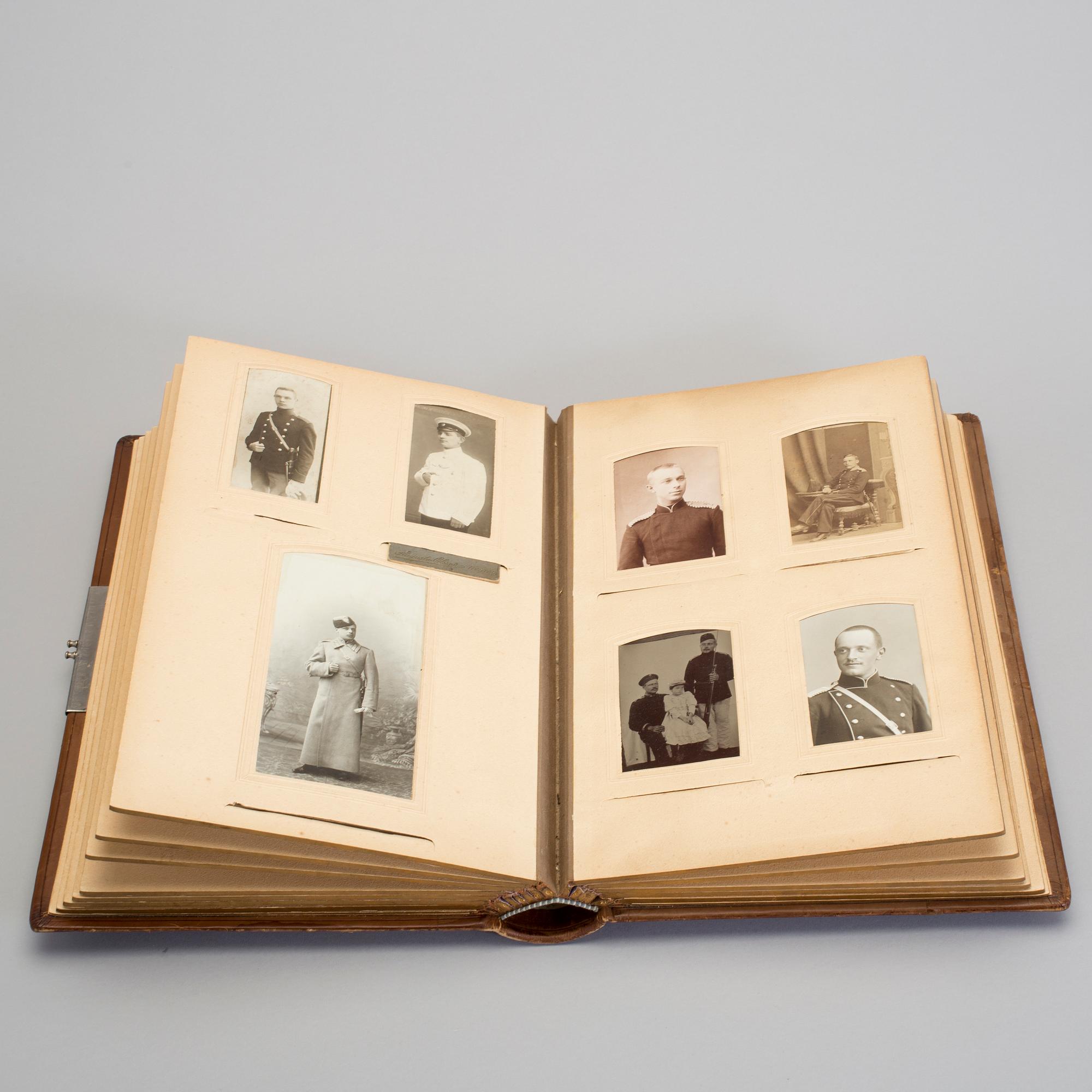FOTOALBUM, innehållande 56 stycken fotografier, Ryssland, omkring år 1900.