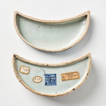 A blue and white moon shaped box with cover, Ming dynasty, Wanli (1572-1620).