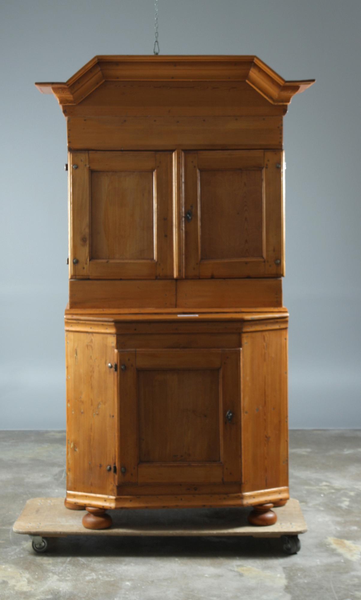 SKÅP, sk. "kronskåp". Allmoge, 1800-tal.