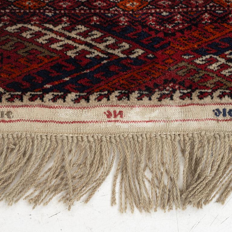 An oriental rug, c. 184 (+4cm flat weave on each end) x 133 cm.