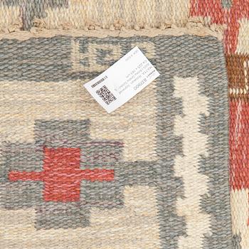 A sewdish flat weave carpet by Anna Greta Sjöquist, sigend AGS. Around 225 x 149 cm.