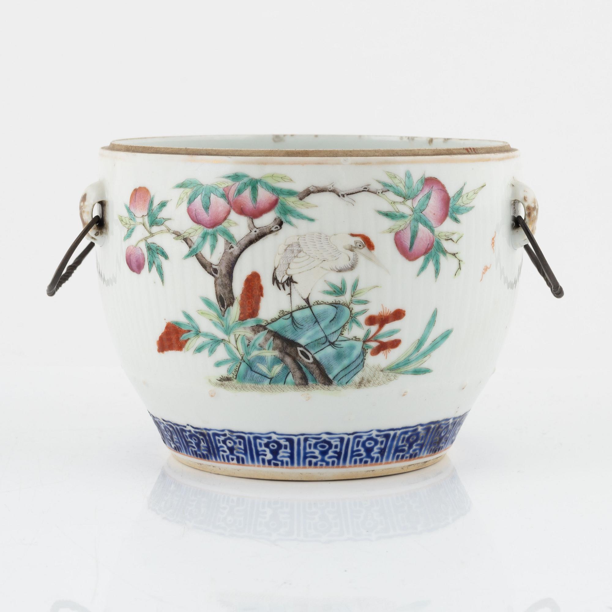 A porcelain bowl, China, 19th century.