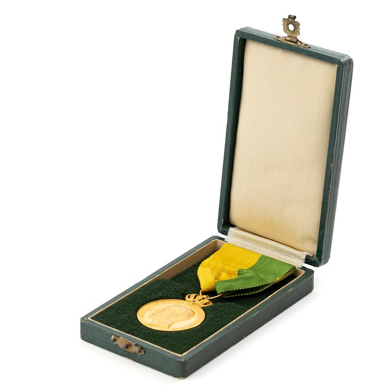 Medal, 18-carat gold, Royal Patriotic Society, 1945.