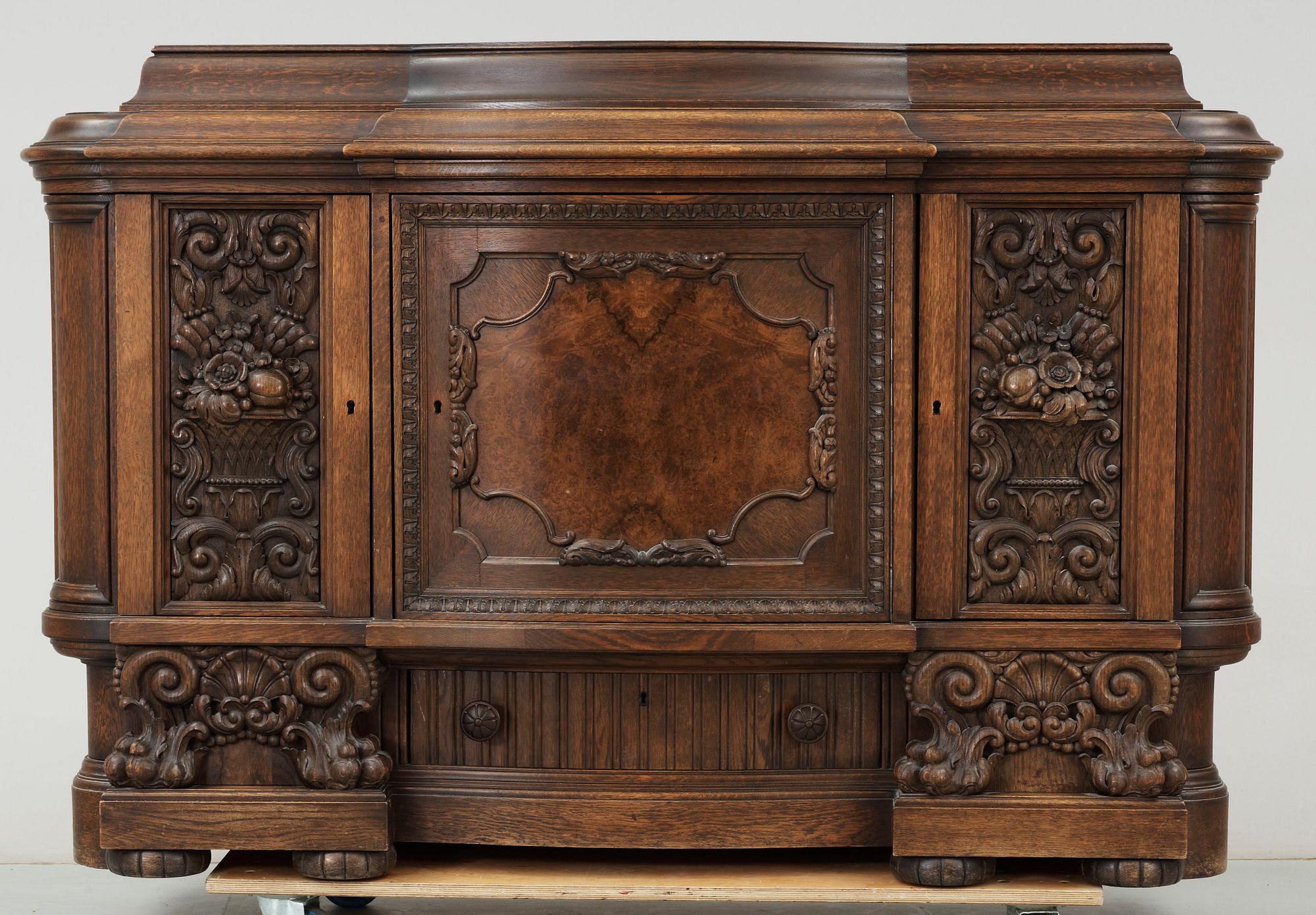 SKÄNK. Barockstil. 1920/30-tal.