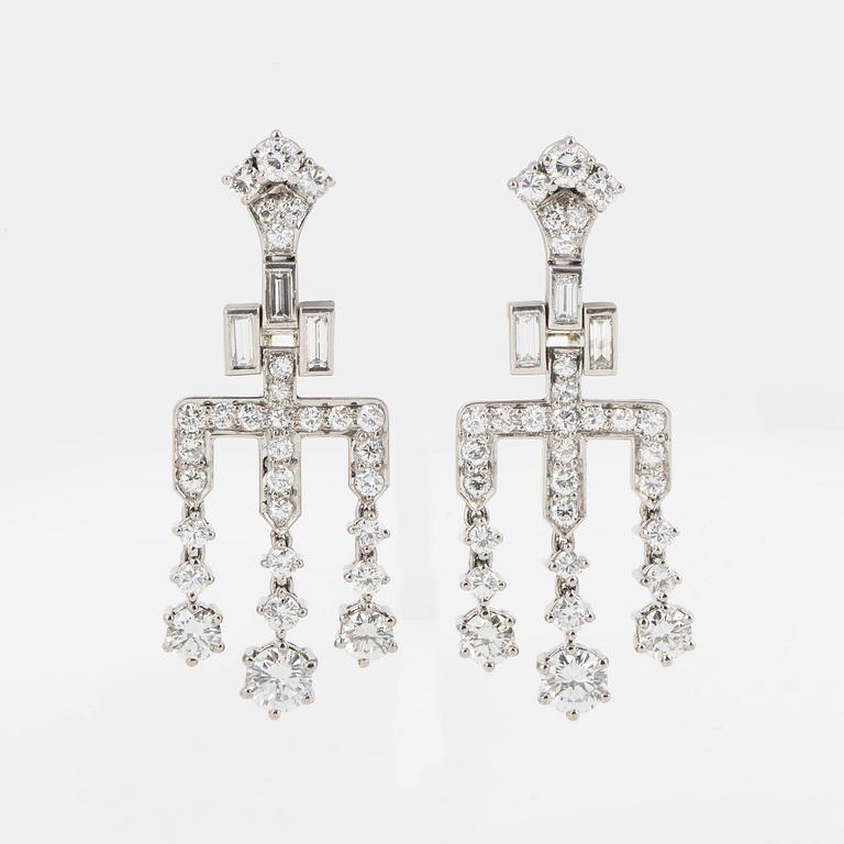Ett par örhängen med runda briljant- och baguetteslipade diamanter.