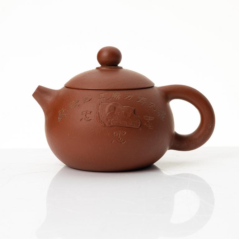 He Daohong, A red yixing teapot, 1960/70s.