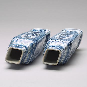 A pair of blue and white vases, Qing dynasty, Kangxi (1662-1722).