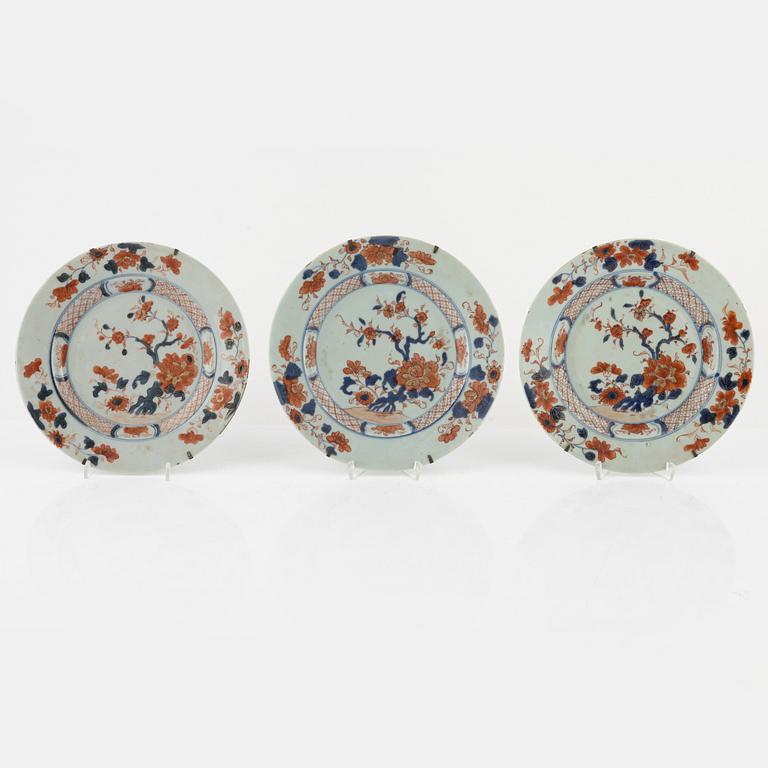 Six Imari plates, china, 18th century.