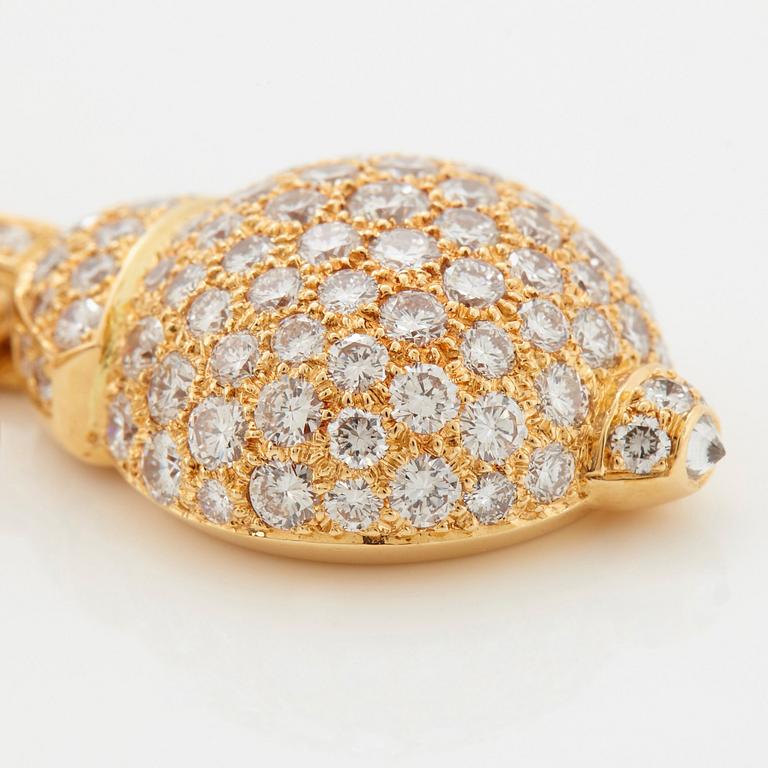 Cartier ett par örhängen 18K guld med runda briljantslipade diamanter.