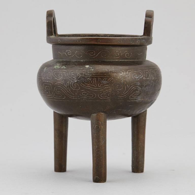A Chinese bronze incense burner, 20th century.