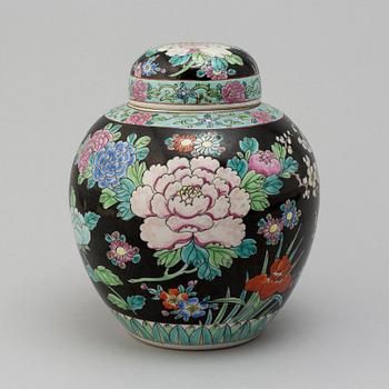A 20th century Chinese lidded  porcelain urn. Modern.