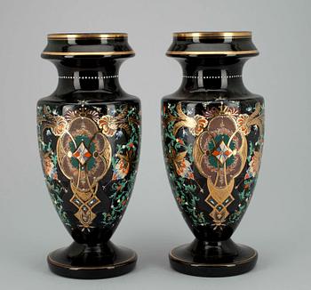 URNOR, ett par, glas och emalj, England, 1900-tal.