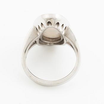 Ring, cocktailring, 18K vitguld med droppformad opal och krans med briljantslipade diamanter.