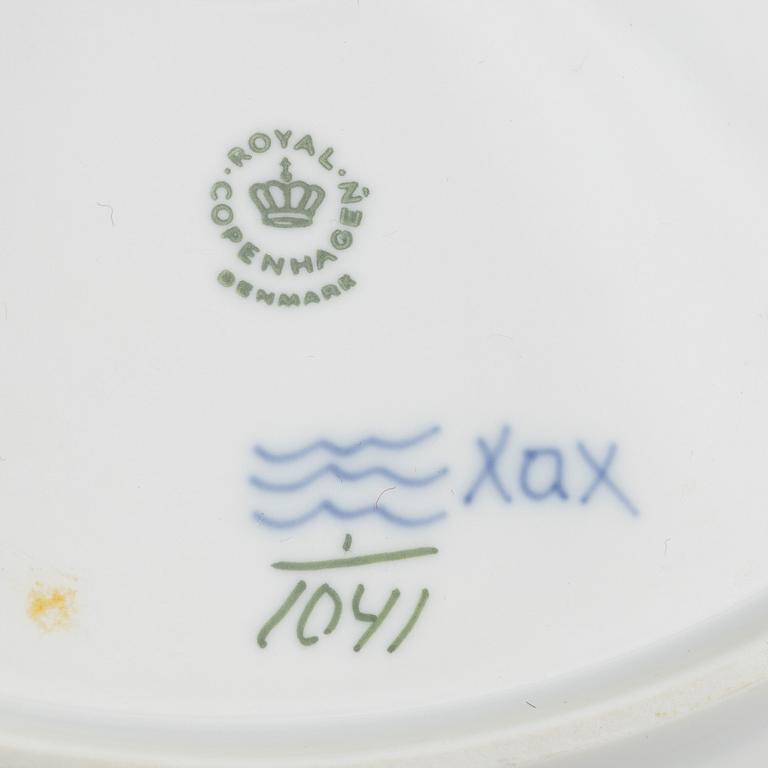 Servisdelar, 4 delar, porslin, "Musselmalet", hel- och halvblonde, Royal Copenhagen, Danmark.