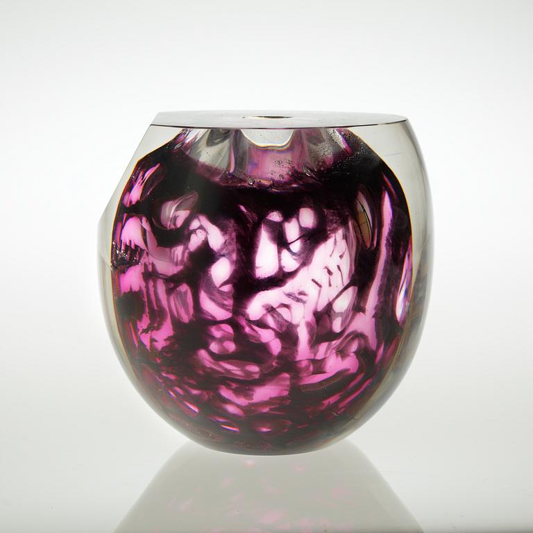 An Ulrica Hydman-Vallien "Kabale" glass vase, Kosta Boda Åfors 1987.