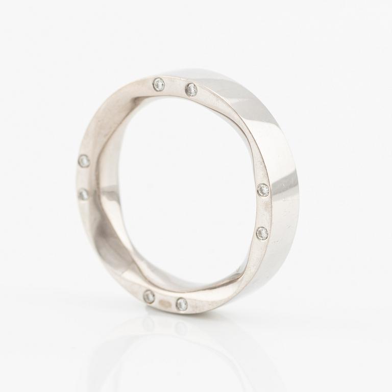 Ring 18K vitguld med runda briljantslipade diamanter.