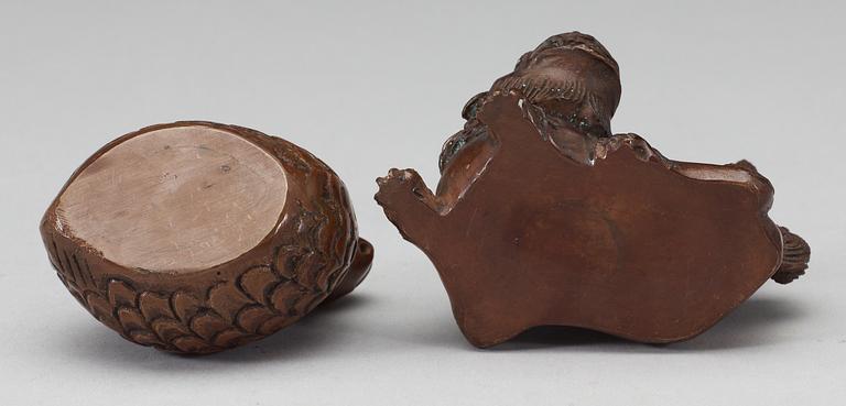 VATTENDROPPARE, två stycken, patinerad brons. Japan, Meiji (1868-1912).